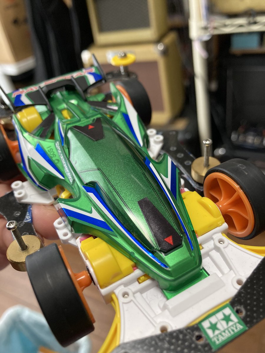 chief_hobby's tweet photo. キャノピー部分を裏からガンメタ吹いたら何か格好良い色になった。
...えっ?!..いやぁ...うん、決してカナブン色では無い...よ?
#ミニ四駆
#mini4wd
#レイスピアー
#rayspear
#クリアボディに裏からメタリックカラー塗るのにハマってる https://t.co/rvbuoQxXl5