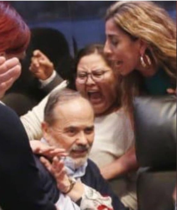 Mackenziedomu's tweet photo. @kaoryvsco @chochomares @RicardoBSalinas @Adela_Micha Si fuera una persona, educada, honorable, integra, propia, coherente estoy segura que hubiera recibido el mismo trato.
O ¿como llamas a sus ataques arrabaleros fisicos y en twitter?
No se puede esperar lanzar 💩 y recibir 💐 https://t.co/0AQPsv9nhY