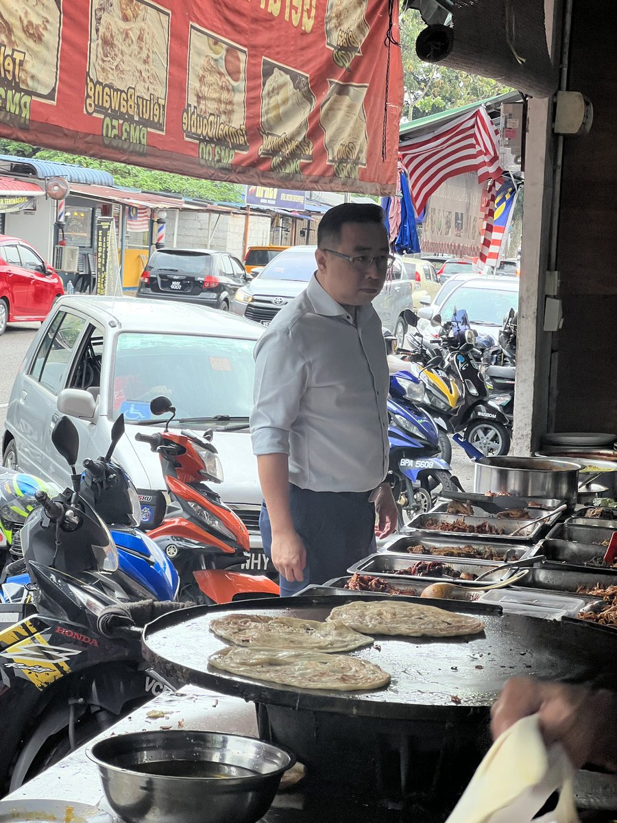 Hari ni cheat day. Mengidam nak makan nasi lemak and roti canai. Singgah di Pantai Dalam 😆