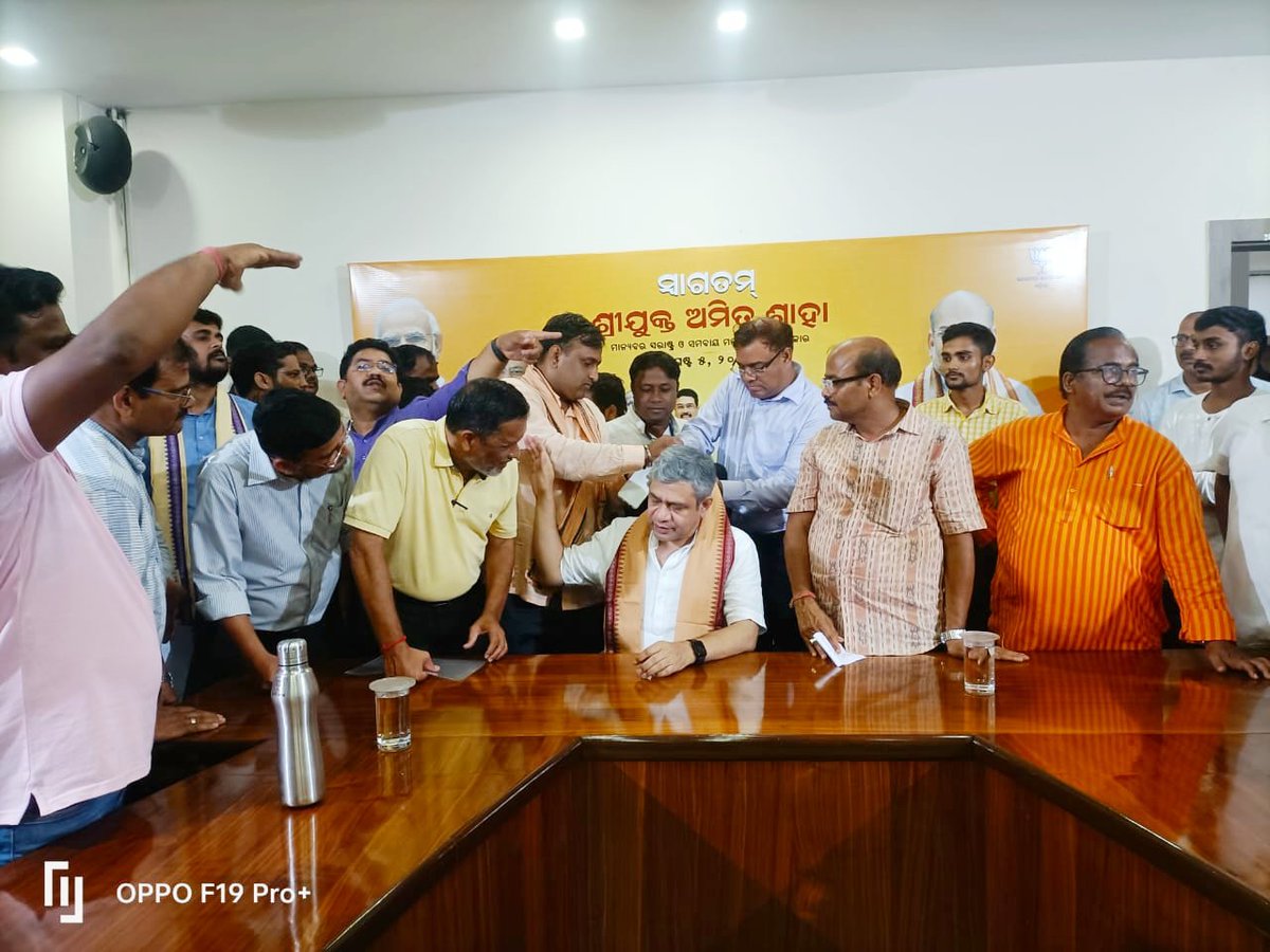ECoREA (@ecorea2008) on Twitter photo 65 thousand SSE/JEs of AIREF are grateful to Hon'ble Minister Er <a href="/AshwiniVaishnaw/">Ashwini Vaishnaw</a> ji. He assured at Bhubaneswar today that our demands are being considered on top priority & will be fulfilled soon. Definitely it will motivate ers to discharge duties more efficiently. 65 thousand SSE/JEs of AIREF are grateful to Hon'ble Minister Er <a href="/AshwiniVaishnaw/">Ashwini Vaishnaw</a> ji. He assured at Bhubaneswar today that our demands are being considered on top priority & will be fulfilled soon. Definitely it will motivate ers to discharge duties more efficiently.