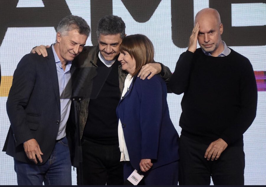 dogordo_'s tweet photo. Larreta comunicándoles por telepatía a los reptilianos que no va a ser presidente. https://t.co/HgLSxNm6Yn
