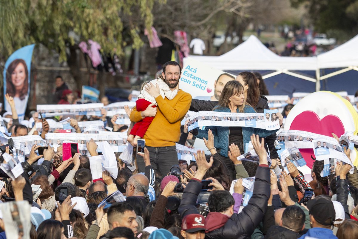 DamianSelci's tweet photo. ¡HAY UN HURLINGHAM MEJOR!
Quiero agradecer a los vecinos y vecinas por su emocionante acompañamiento en el triunfo del día de hoy. Escuchamos, caminamos, proponemos y ofrecemos nuestro corazón y esperanza. Unidos vamos a llevar al peronismo a la victoria! https://t.co/Tw4sjbujXi