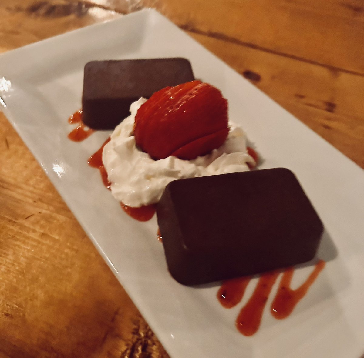 10mark010's tweet photo. Dessert… the best part of any meal, am I right? 🤤😋 #belleglos #pinotnoir #chocolate #truffles https://t.co/PqY0I237El