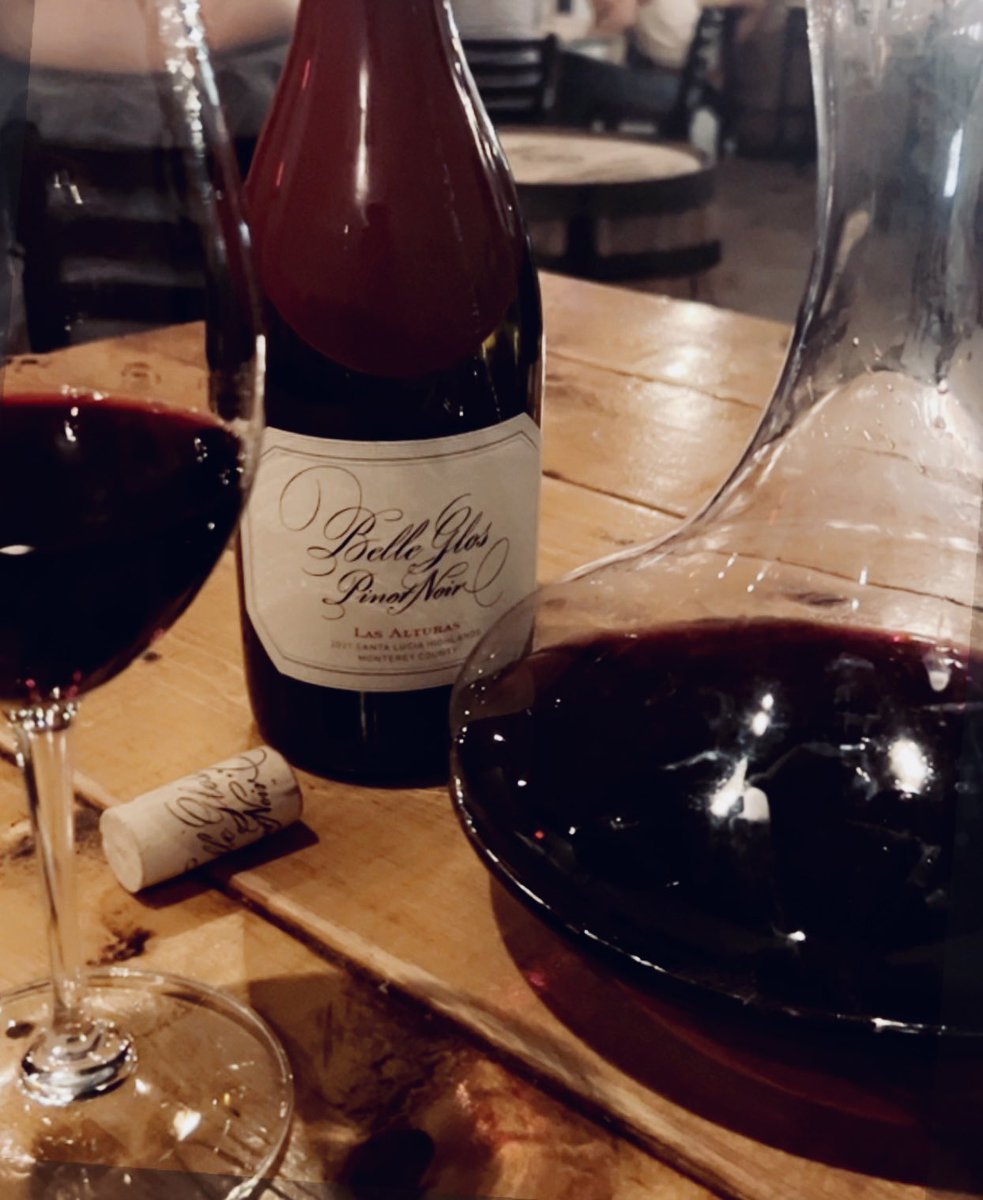 10mark010's tweet photo. Dessert… the best part of any meal, am I right? 🤤😋 #belleglos #pinotnoir #chocolate #truffles https://t.co/PqY0I237El