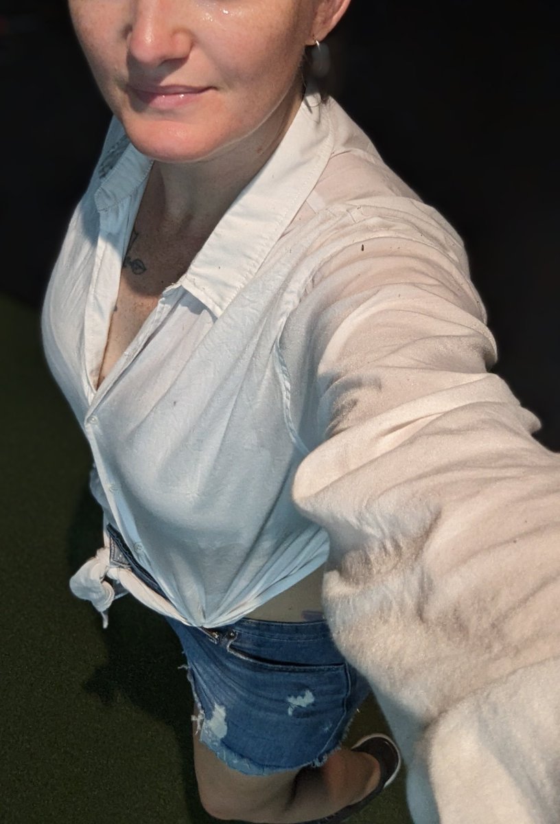 wanderingdarlin's tweet photo. Lawn care day 🫠🥵 long sleeves for the win 
#paypig #wallet #findom #goddess #onlyfans #findomgoddess #paypigneeded
https://t.co/7pI8XF8h1q https://t.co/TDTPCAv7Ev
