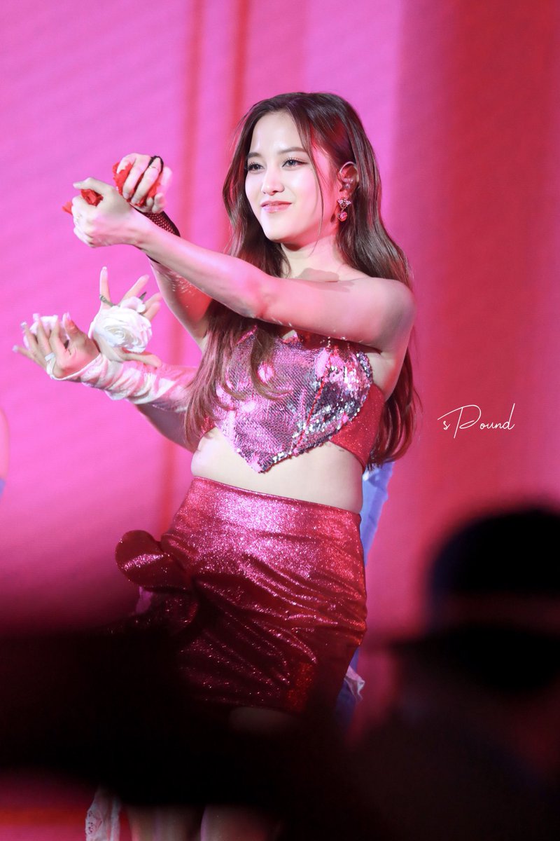 _sPoundK_'s tweet image. 꽃향기만 남기고 갔단다🌺

HBD SOLOFREEN DAY1
#SarochaSoloStageD1
#srchafreen