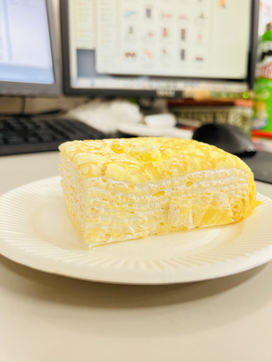 Mayui_designer's tweet photo. 誕生日２日違いの上司とローソンのミルクレープを分け合う昼下がり。

みんなの誕生日を祝い合う習慣があるくらい仲良くて、ゆるくて過ごしやすい部署っていいよね
(職場ではなく「部署」ね) https://t.co/apimrHhSsT