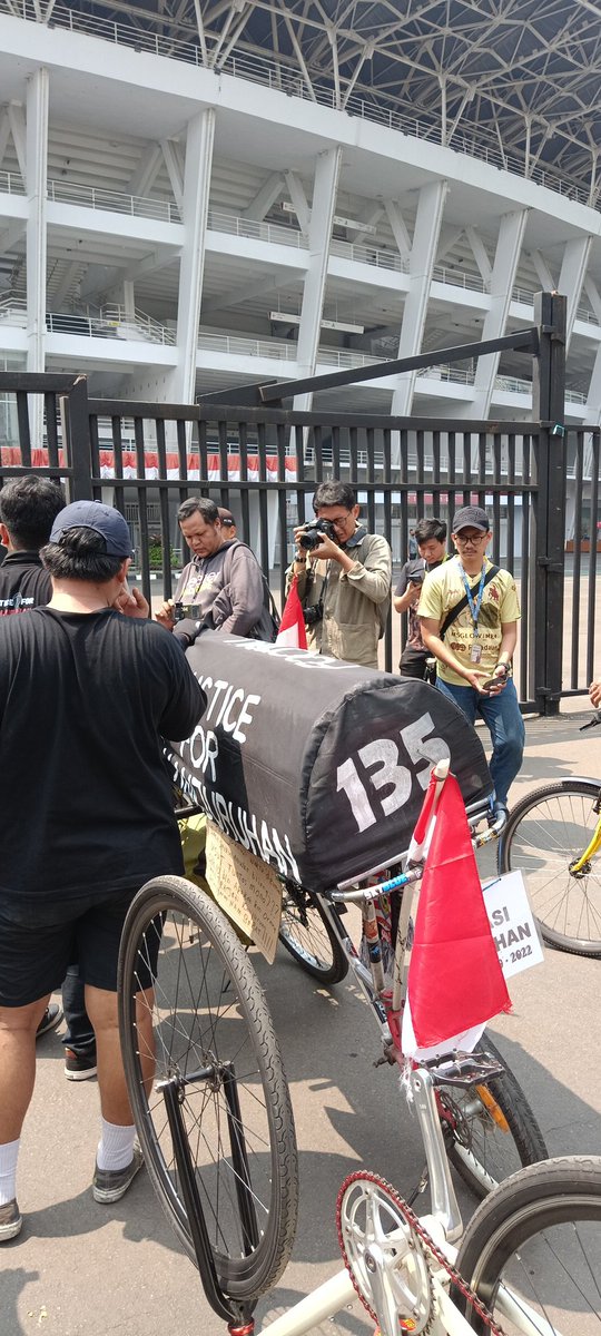 InfosuporterID's tweet photo. Pak Mindun sudah sampai GBK 

Ia menangis dan bersujud haru di tengah terik matahari Senayan. 

Semoga yang dicita citakan terkabul ya pak. 

#UsutTuntasTragediKanjuruhan https://t.co/fqdAZW840P