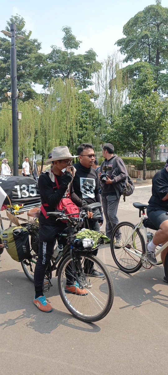 InfosuporterID's tweet photo. Pak Mindun sudah sampai GBK 

Ia menangis dan bersujud haru di tengah terik matahari Senayan. 

Semoga yang dicita citakan terkabul ya pak. 

#UsutTuntasTragediKanjuruhan https://t.co/fqdAZW840P