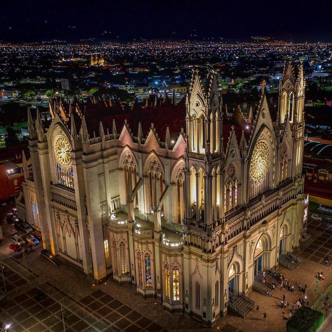 turismogobgente's tweet photo. ¡Un lugar que te dejará sin palabras! 🤩✨ El 𝐓𝐞𝐦𝐩𝐥𝐨 𝐄𝐱𝐩𝐢𝐚𝐭𝐨𝐫𝐢𝐨 𝐝𝐞𝐥 𝐒𝐚𝐠𝐫𝐚𝐝𝐨 𝐂𝐨𝐫𝐚𝐳𝐨́𝐧 𝐝𝐞 𝐉𝐞𝐬𝐮́𝐬 ubicado en León, es una joya arquitectónica que no debe de faltar en tu lista de destinos por conocer ⛪  Una belleza del Estado de #Guanajuato https://t.co/nBjU0xkIkE