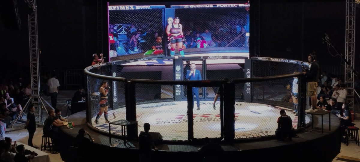 MVMNoticias's tweet photo. 🟦 #Oaxaca | Llevó a cabo la liga @Martial Kombat Championship el #MKC004 en el gimnasio "Ricardo Flores Magón", con peleadores de #MMA locales e internacionales. Durante el encuentro el público disfrutó de intensos combates y al finalizar Víctor Nakash García, presidente de la liga, elogió a los destacados deportistas y anunció futuros eventos para el crecimiento exitoso del #MKC en los deportes de contacto.

https://t.co/s7wjvSxNpZ