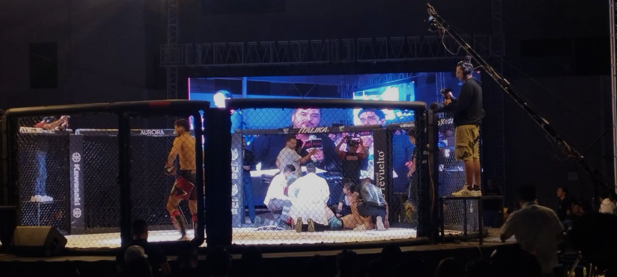 MVMNoticias's tweet photo. 🟦 #Oaxaca | Llevó a cabo la liga @Martial Kombat Championship el #MKC004 en el gimnasio "Ricardo Flores Magón", con peleadores de #MMA locales e internacionales. Durante el encuentro el público disfrutó de intensos combates y al finalizar Víctor Nakash García, presidente de la liga, elogió a los destacados deportistas y anunció futuros eventos para el crecimiento exitoso del #MKC en los deportes de contacto.

https://t.co/s7wjvSxNpZ