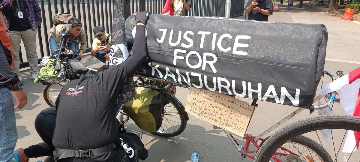 InfosuporterID's tweet photo. Pak Mindun sudah sampai GBK 

Ia menangis dan bersujud haru di tengah terik matahari Senayan. 

Semoga yang dicita citakan terkabul ya pak. 

#UsutTuntasTragediKanjuruhan https://t.co/fqdAZW840P
