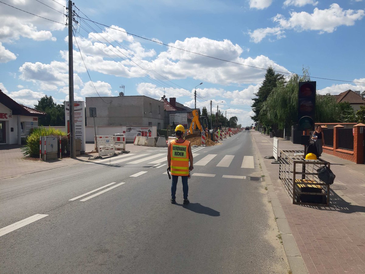 Ręczne kierowanie ruchem w Plewiskach  Wiadukt - Przejazd kolejowy  Ulica Wolczyńska - Owsiana Ulica Grunwaldzka obok Piwoniowej   
Wprowadzone wahadło, utrudnienia w ruchu drogowym dla kierowców 
#rkrnetpl #recznekierowanieruchem 
rkr.net.pl 
virtuale360.pl