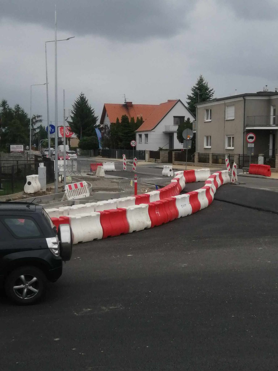 RKRNETPL's tweet photo. Ręczne kierowanie ruchem w Plewiskach  Wiadukt - Przejazd kolejowy  Ulica Wolczyńska - Owsiana Ulica Grunwaldzka obok Piwoniowej   
Wprowadzone wahadło, utrudnienia w ruchu drogowym dla kierowców 
#rkrnetpl #recznekierowanieruchem 
https://t.co/n2mnDHQaqd 
https://t.co/ufrtG7JxHA https://t.co/L1E6j3jC8L