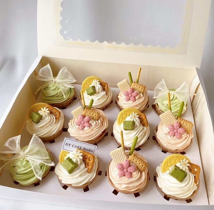 oxxoxoiii's tweet image. I ordered cupcakes, especially for my new moots. Kindly get one, and let me know what drink is the best match for a cupcake. I might treat you to that drink as well! 😊🩷 a pleasure to meet you, guys!