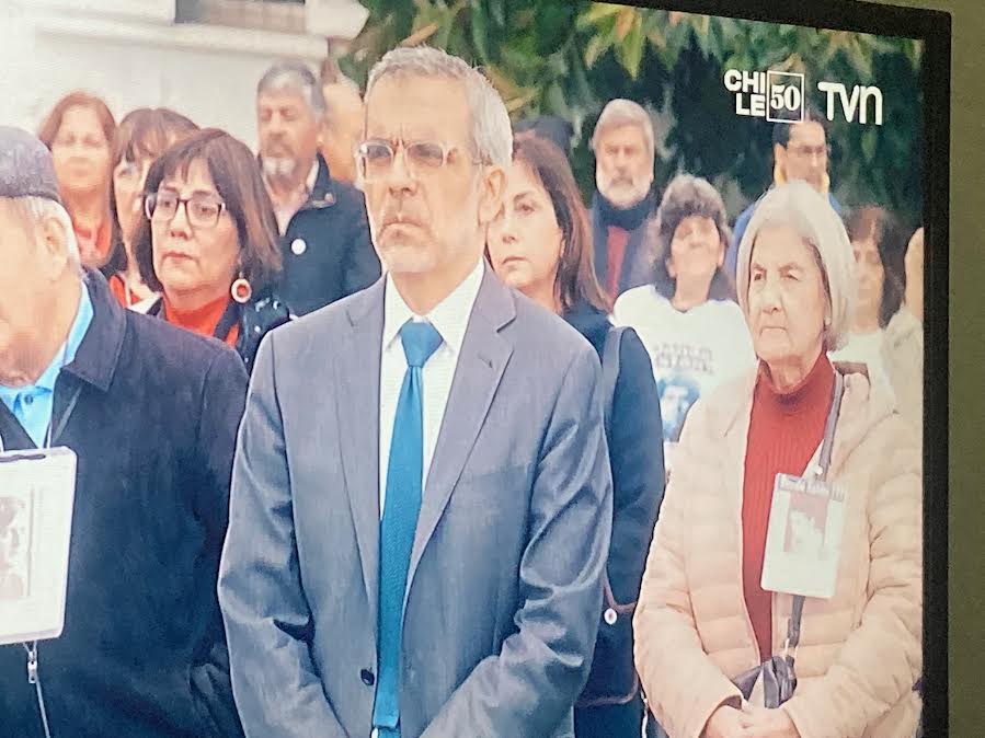 AdrianaEGomez's tweet photo. El Ministro de Justicia Luis Cordero -con 2 familiares detenidos desaparecidos-, asumió la tarea de recuperar confianzas con familias profundamente dañadas no solo por sus muertos desaparecidos, sino tb por la tardanza del Estado en lograr plena justicia.  #InformeEspecialTVN https://t.co/gyQhO5vBDJ