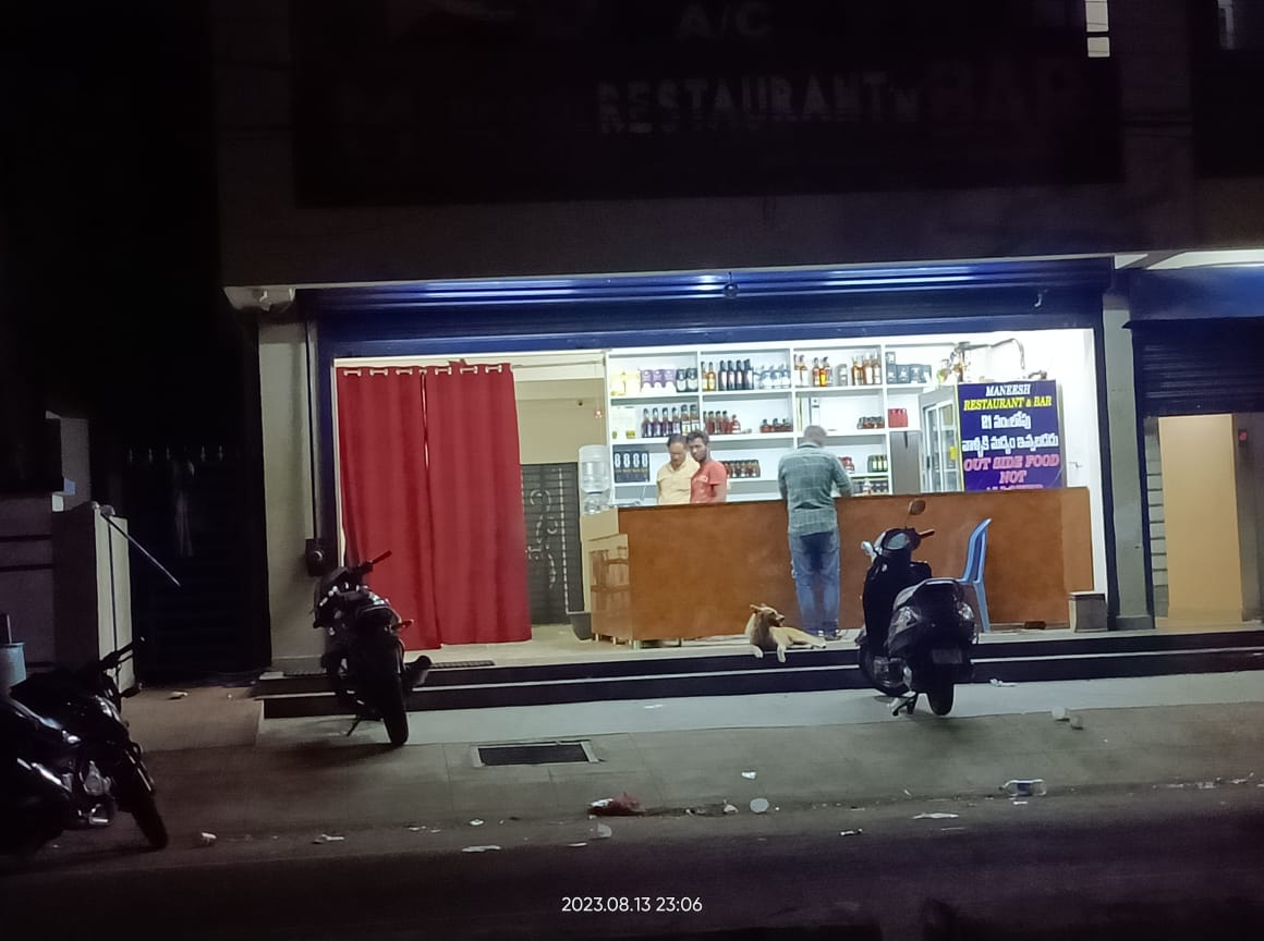 JyothsnaKatari's tweet image. అర్ధరాత్రి వరకు బార్లు బార్లా తెరుచుకున్నాయి అది కూడా భీమిలి నియోజకవర్గం అవంతి శ్రీనివాస్ గారి కుమార్తె కార్యాలయం పక్కన ఉన్న బారు #cmjaganmohanreddy #janasenaparty #pawankalyan #drsandeeppanchakarla #bollisettysatyanarayan