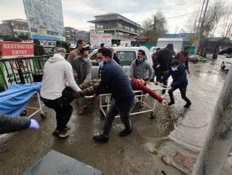 Parshan76508098's tweet photo. Another day another attack another killings, Pak guns &amp; Terrorism is responsible for Kashmir's holocaust! The women BDC member attacked &amp; injured! A civilian and a cop killed! A new level of decadence in atrocities of Pak Terrorism in #Kashmir.#BadaltaKashmir #KashmirKaDushmanPak https://t.co/HdKO4AE1h2