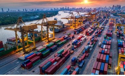 International trade helps to expand markets, enhance the competitiveness of enterprises and promote global economic prosperity.