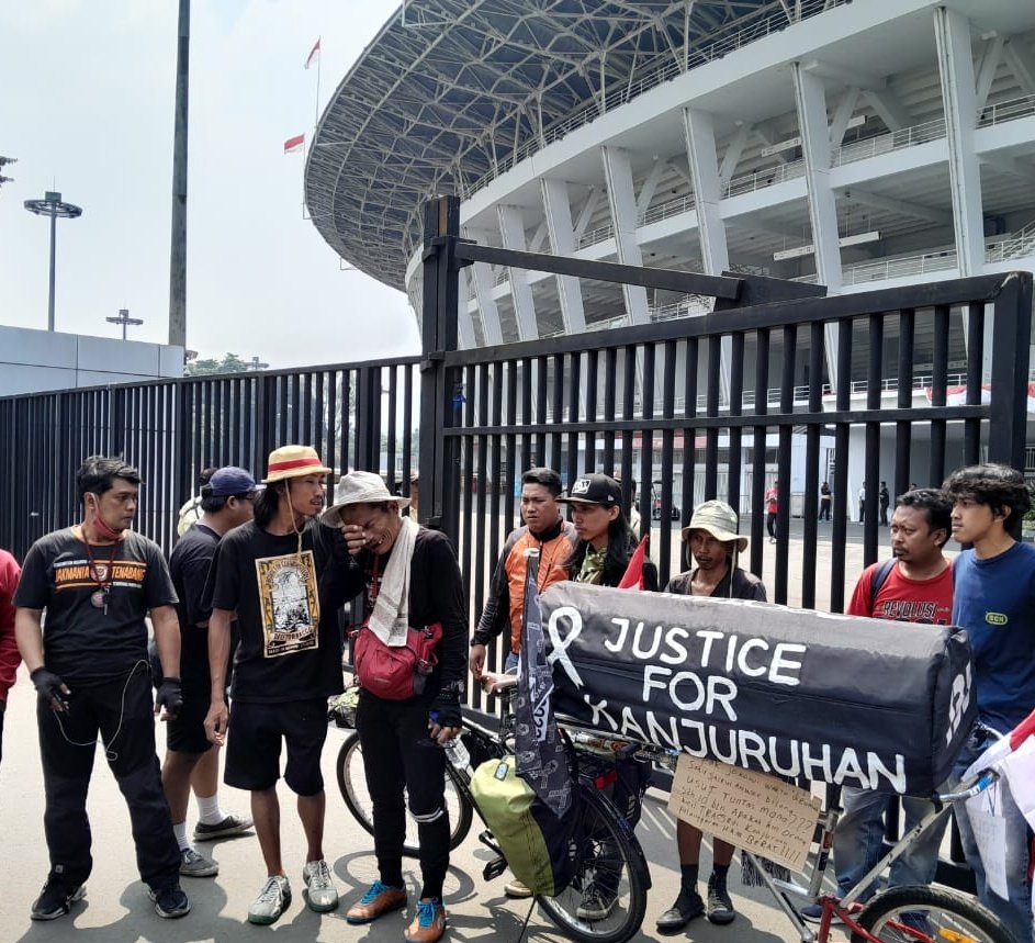 radar_malang's tweet photo. Alhamdulilah.

Pak Midun finish di Stadion Gelora Bung Karno Jakarta, hari ini, Senin 14 Agustus 2023.

Tangis pak midun pecah.

Berjuang dari Malang hingga Jakarta, lelah mengayuh demi membuktikan Malang masih belum mati rasa.

Masih ada empati bagi korban kanjuruhan. https://t.co/FfUTlxoFyj