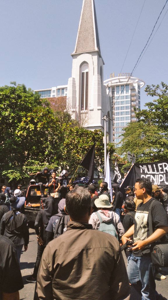 Senin, 14 Agustus 2023
Bersama barisan warga Dago Elos, Bandung, menggeruduk Polrestabes dalam upaya warga melaporkan Muller cs. 

Usir setan tanah!!

Refuse. Resist. ✊️