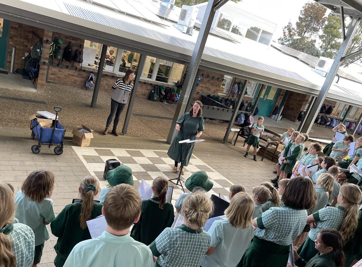 mhocyear3's tweet photo. Choir with Mrs Moss 🌟🌟🌟 https://t.co/1sMyKjJNv4