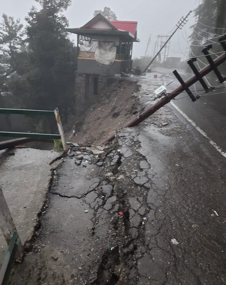 GoHimachal_'s tweet photo. The situation in Shimla right now is unstable, do not travel to Himachal this time 

Kindly spread this message https://t.co/drvKjxqnKT