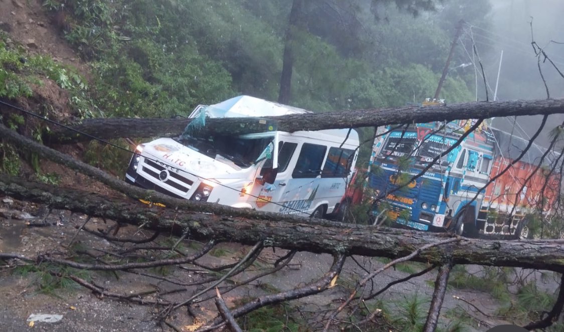 GoHimachal_'s tweet photo. The situation in Shimla right now is unstable, do not travel to Himachal this time 

Kindly spread this message https://t.co/drvKjxqnKT