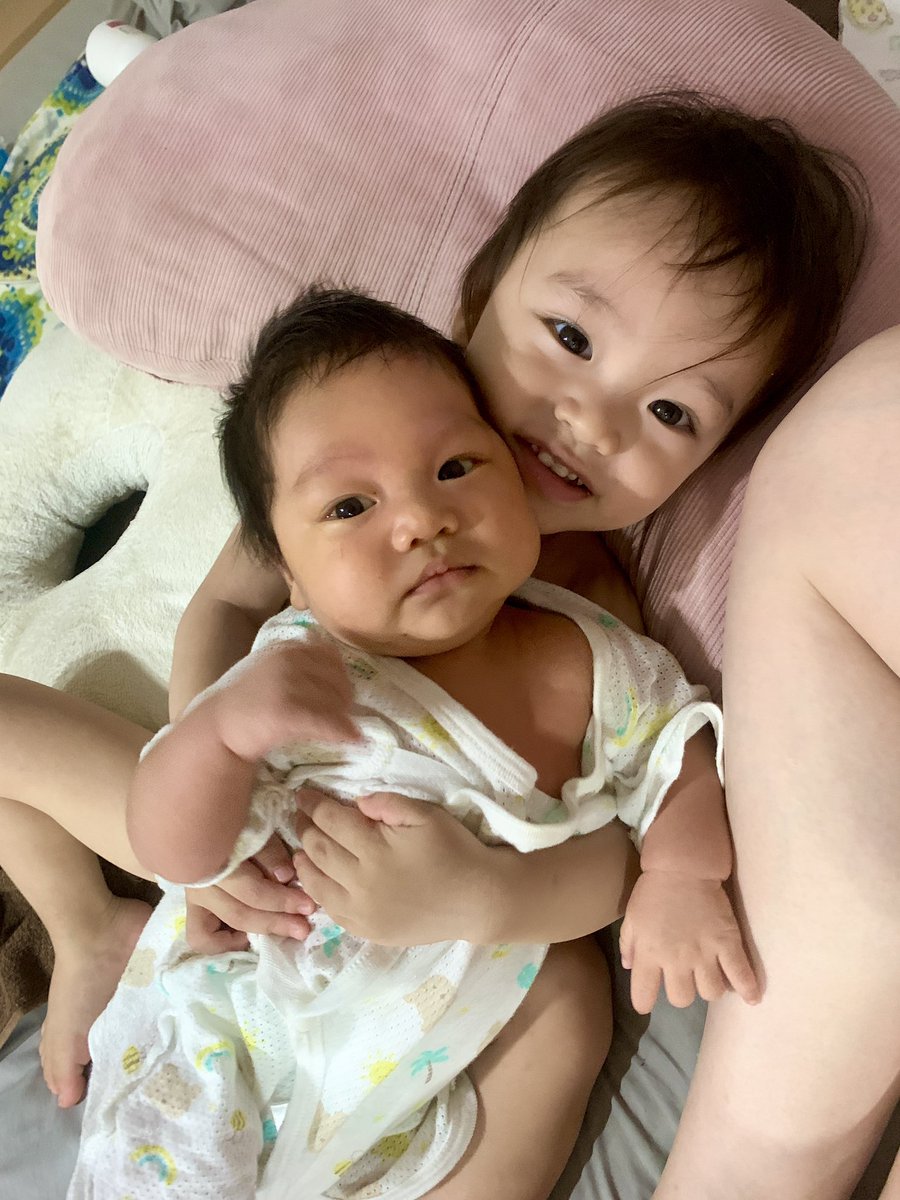 YOZOpine's tweet photo. 新しい赤ちゃんが生まれてから、きゅうな環境の変化に戸惑って,全力で反抗期になった上の子。私の顔を見ながら赤ちゃんを叩いたり蹴ったり噛みついてみたり🤯。どうしたら治るのか悩んだけど、1ヶ月たったら勝手に治った😂。今ではめっちゃかわいいみたいで、泣いたらあやしてくれる優しいお兄ちゃん🌟 https://t.co/tjYjS4zvqG