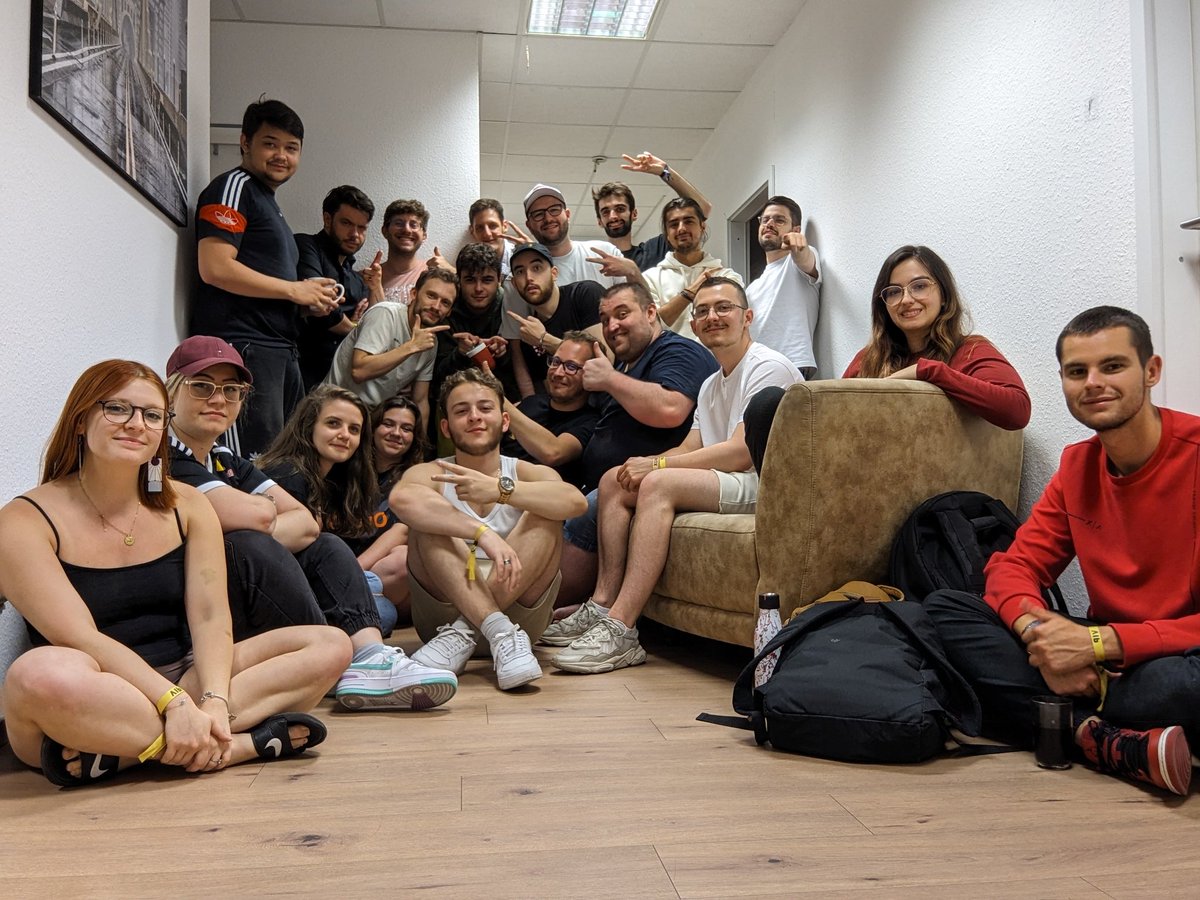 Clap de fin des Worlds RLCS à Düsseldorf avec les derniers survivants de la soirée au Airbnb, quel week end incroyable...