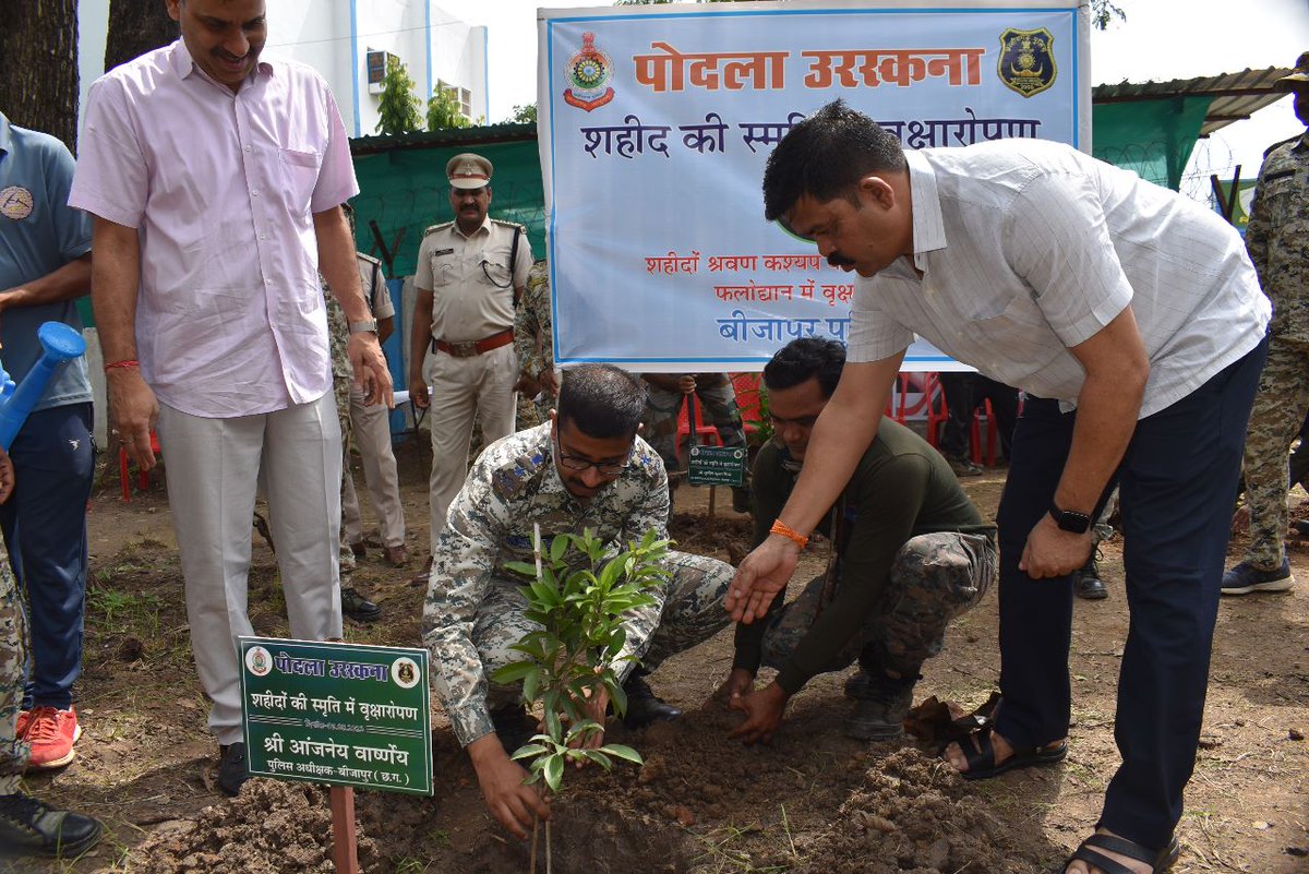 bastar_police's tweet photo. 🟩HCM Chhattisgarh, IGP Bastar &amp; dignitaries planted saplings in the memory of those  who made ultimate sacrifice for the cause of Bastar during "PodlaUraskana 2023" the plantation campaign of Bastar Police#bastarpolice #amchobastar #greenpeace  #police  #CGPolice #podlauraskana https://t.co/L7pdpFu8v4