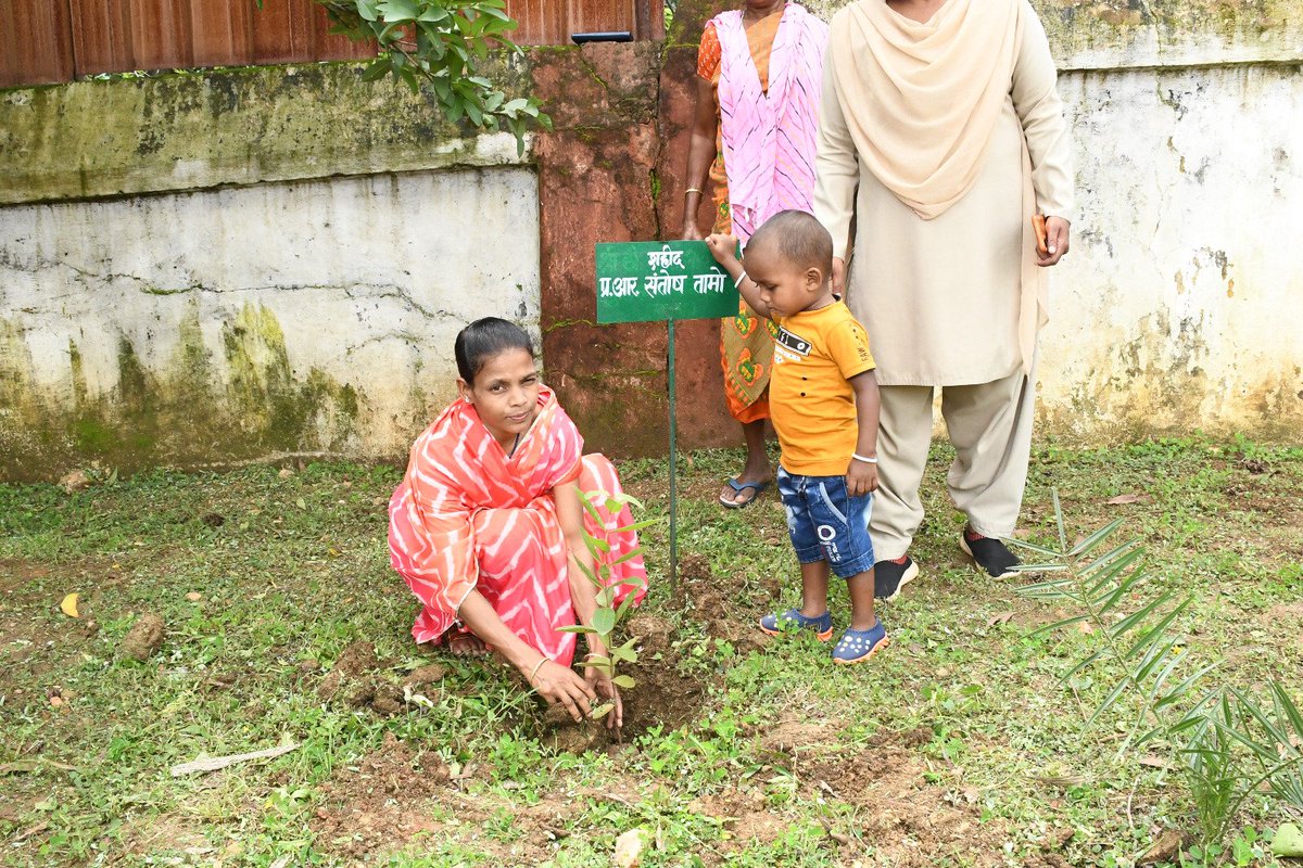bastar_police's tweet photo. 🟩HCM Chhattisgarh, IGP Bastar &amp; dignitaries planted saplings in the memory of those  who made ultimate sacrifice for the cause of Bastar during "PodlaUraskana 2023" the plantation campaign of Bastar Police#bastarpolice #amchobastar #greenpeace  #police  #CGPolice #podlauraskana https://t.co/L7pdpFu8v4