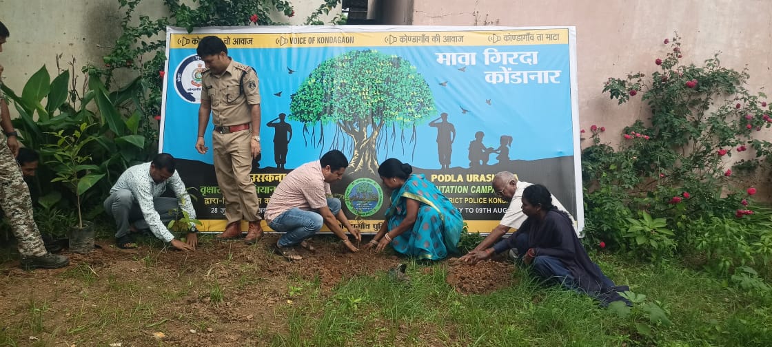 🟩HCM Chhattisgarh, IGP Bastar & dignitaries planted saplings in the memory of those who made ultimate sacrifice for the cause of Bastar during 'PodlaUraskana 2023' the plantation campaign of Bastar Police#bastarpolice #amchobastar #greenpeace #police #CGPolice #podlauraskana