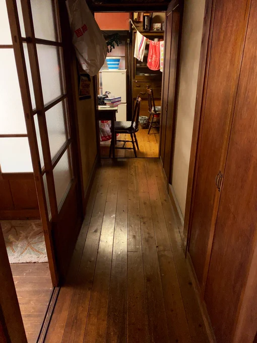 暇なのでおばあちゃんの家をあらためて眺めている。築65年くるくる回して閉める鍵(外から閉まらないので中閉めて台所のお勝手から出る)井戸水専用の蛇口(飲んじゃダメ)板の廊下とがらがら音がする波模様ガラスの引き戸石タイルのお風呂場(風呂釜は床より深い位置にある) 