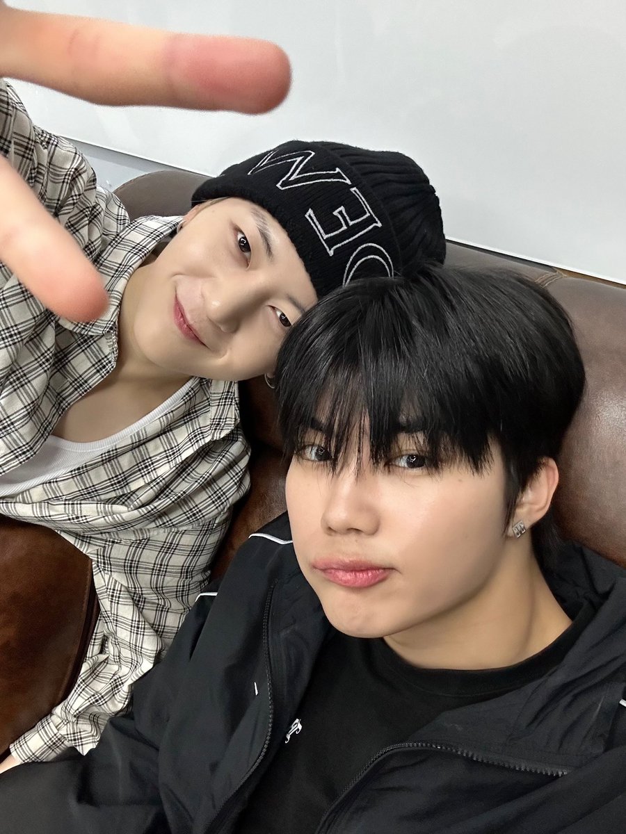 ZB1_official's tweet photo. _💌

제로즈 우리 팬콘이 벌써 코앞까지 다가왔어요 우리의 행복한 추억을 위해 열심히 준비하고 있으니까 기대 많이 해주세요 !!내일이 제로즈에게 가장 행복한 날이 되었으면 좋겠어요 💙

#PARKGUNWOOK #박건욱
#ZEROBASEONE #ZB1 #제로베이스원 https://t.co/IT5zJPJP5f