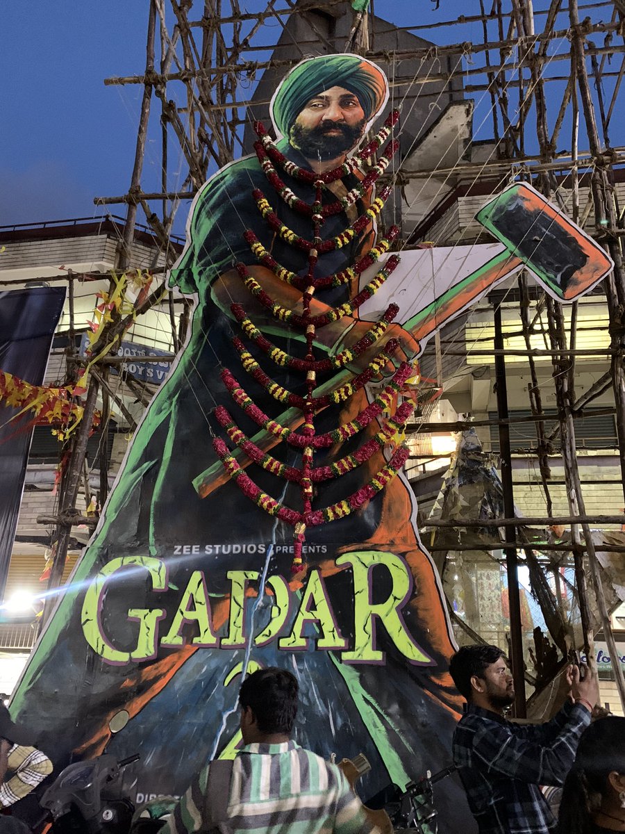 annie_sonu's tweet photo. People waiting for 10:30 pm show @ Bangalore

Gadar 2 has created rage all over again!!
Claps, cheer, whistle
Watch it in single screen for real feel
#SunnyDeol #gadar
#bollywood #bangalore #india 
@iamsunnydeol @ZeeStudios_ @bollywood_life @Bollyhungama @TOIIndiaNews https://t.co/Fbs573eANl