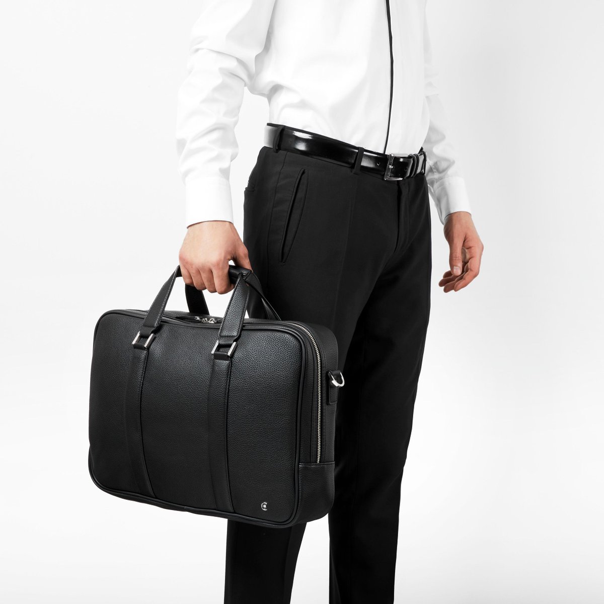 b2bgifts's tweet photo. Document case Hamilton from CERRUTI 1881 featuring a Black colored, fine grained leather imitation, high quality nylon lining. The inside of the bag features a special inner section to store and protect your 15" laptop.
#cerruti1881 #hamilton #documentbag #bags #bag #laptopbag https://t.co/GFVdz8vmqg