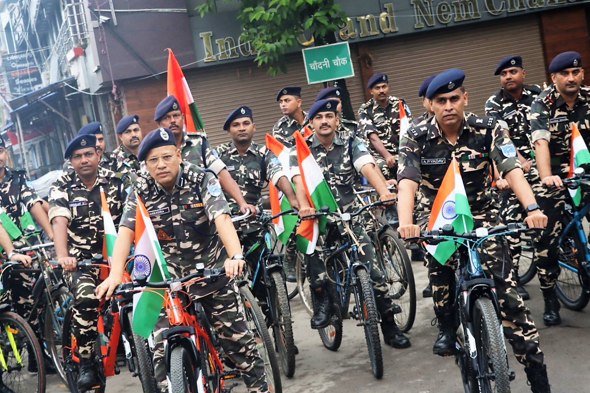 52bnssb's tweet photo. 52वीं वाहिनी सशस्त्र सीमा बल अररिया द्वारा "हर घर तिरंगा" अभियान कार्यक्रम के अंतर्गत दिनांक 14/08/2023 को स्थानीय लोगो को जागरूक करने हेतु वाहिनी मुख्यालय से चांदनी चौक अररिया तक साइकिल रैली निकाली गई
#PMOIndia #ssbfhq #HMOIndia #AzadiKaAmritMahotsav #HarGharTiranga https://t.co/cBMFPNgKdo