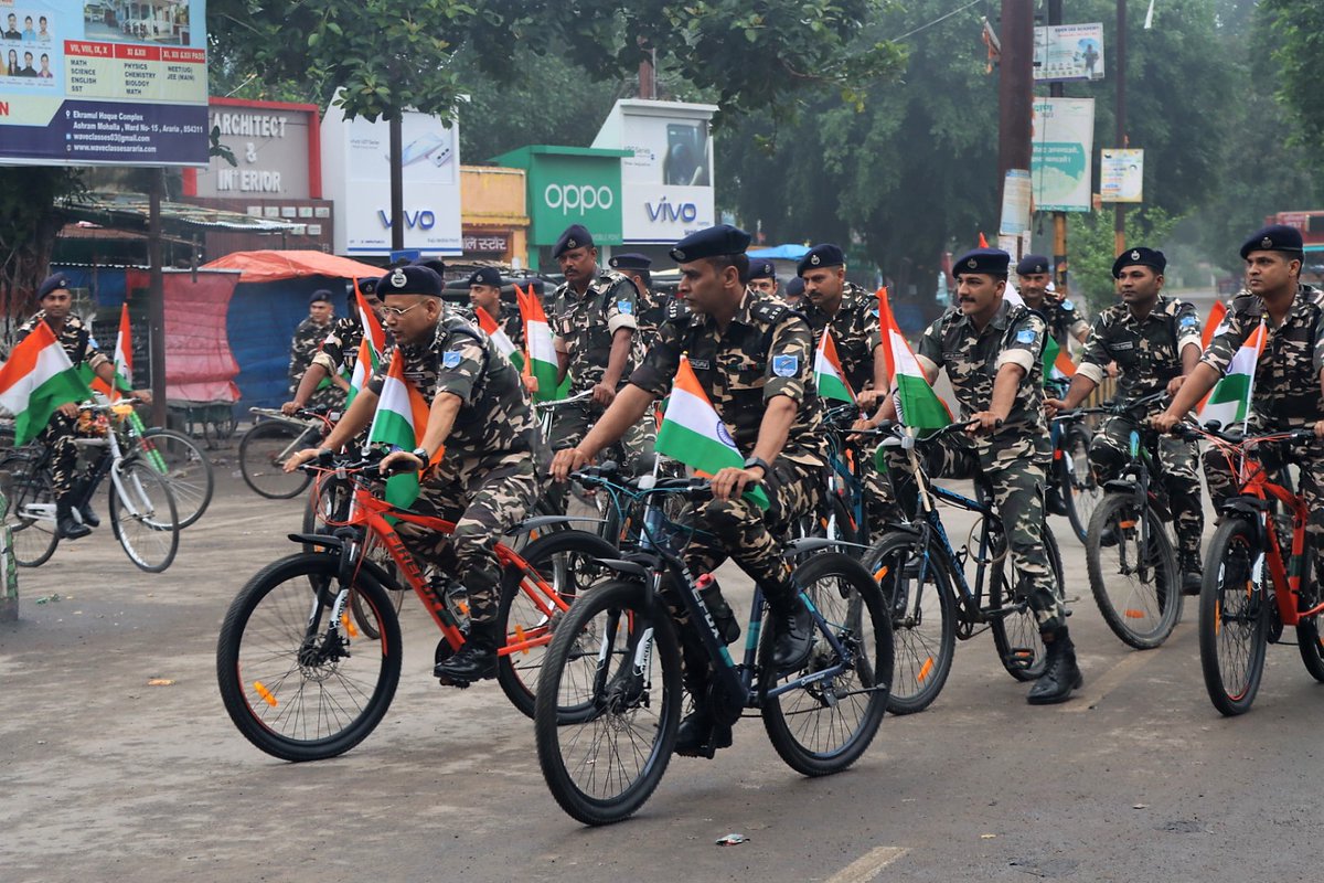 52bnssb's tweet photo. 52वीं वाहिनी सशस्त्र सीमा बल अररिया द्वारा "हर घर तिरंगा" अभियान कार्यक्रम के अंतर्गत दिनांक 14/08/2023 को स्थानीय लोगो को जागरूक करने हेतु वाहिनी मुख्यालय से चांदनी चौक अररिया तक साइकिल रैली निकाली गई
#PMOIndia #ssbfhq #HMOIndia #AzadiKaAmritMahotsav #HarGharTiranga https://t.co/cBMFPNgKdo