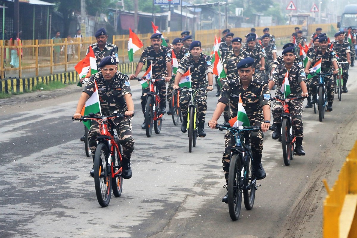 52bnssb's tweet photo. 52वीं वाहिनी सशस्त्र सीमा बल अररिया द्वारा "हर घर तिरंगा" अभियान कार्यक्रम के अंतर्गत दिनांक 14/08/2023 को स्थानीय लोगो को जागरूक करने हेतु वाहिनी मुख्यालय से चांदनी चौक अररिया तक साइकिल रैली निकाली गई
#PMOIndia #ssbfhq #HMOIndia #AzadiKaAmritMahotsav #HarGharTiranga https://t.co/cBMFPNgKdo