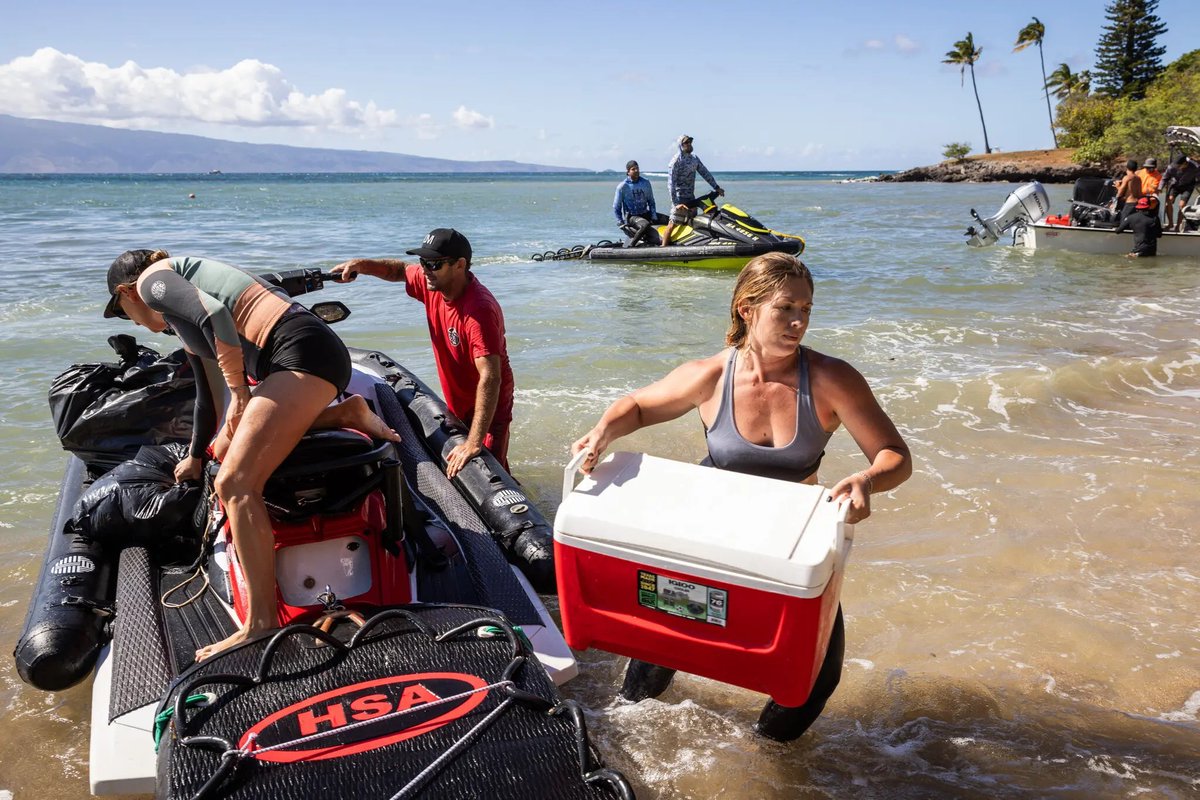 The people of Maui are remarkable. For days, they have been shuttling water in pickup trucks and gas by boat, distributing aid with little help from government agencies. But many are still pleading for support to come soon: “We need some help here.” nytimes.com/2023/08/13/us/…
