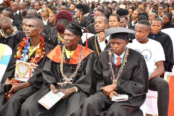 MaasaiPoly's tweet photo. Keep smiling You deserve this,You’re amazing, This is your https://t.co/7YsamHNRv4 did it! 🎓
Just remember now that you've graduated ,Bosses don't usually accept notes from  parents go be aggressive 😄
#ukweliusemwee
#graduationvibes https://t.co/pjSb6Mb3l2