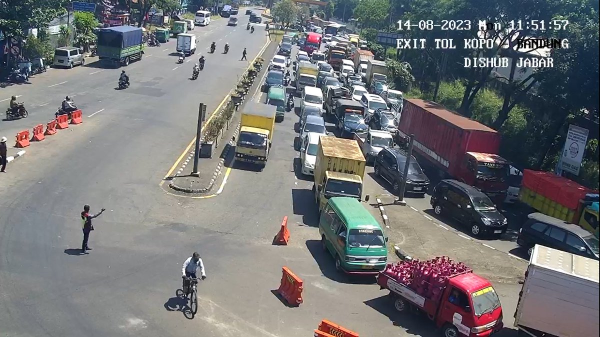 dishub_jabar's tweet photo. 11:44 Pantauan arus lalin terkini di ruas jalan exit tol #Kopo #Bandung #LalinJabar #infolalin #infoll #DishubJabar #JujurBerkendara #JujurDiJalan #jagajarak #pakaimasker #cucitangan https://t.co/autjsddqoR