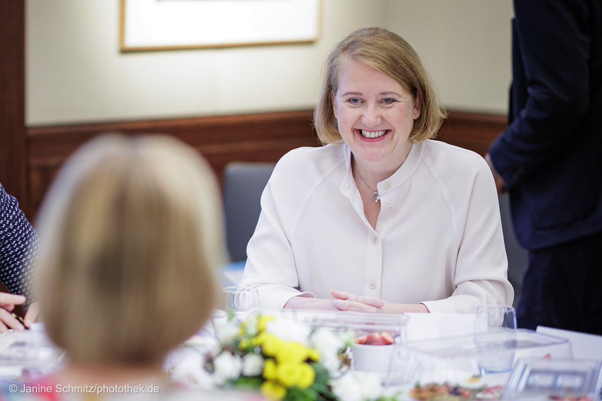 BMBFSFJ's tweet photo. Heute ist unsere #Sommerreise mit Ministerin @lisapaus gestartet ☀️

Beim Wirtschaftsfrauen-Frühstück bei @KfW ging es um die wirtschaftliche Gleichstellung von Frauen.

U.a. damit wollen wir sie fördern:

▶️ Familienstartzeit
▶️ #KiTaQualitätsgesetz
▶️ Reform Familienpflegezeit https://t.co/u9eCUJY2Cu