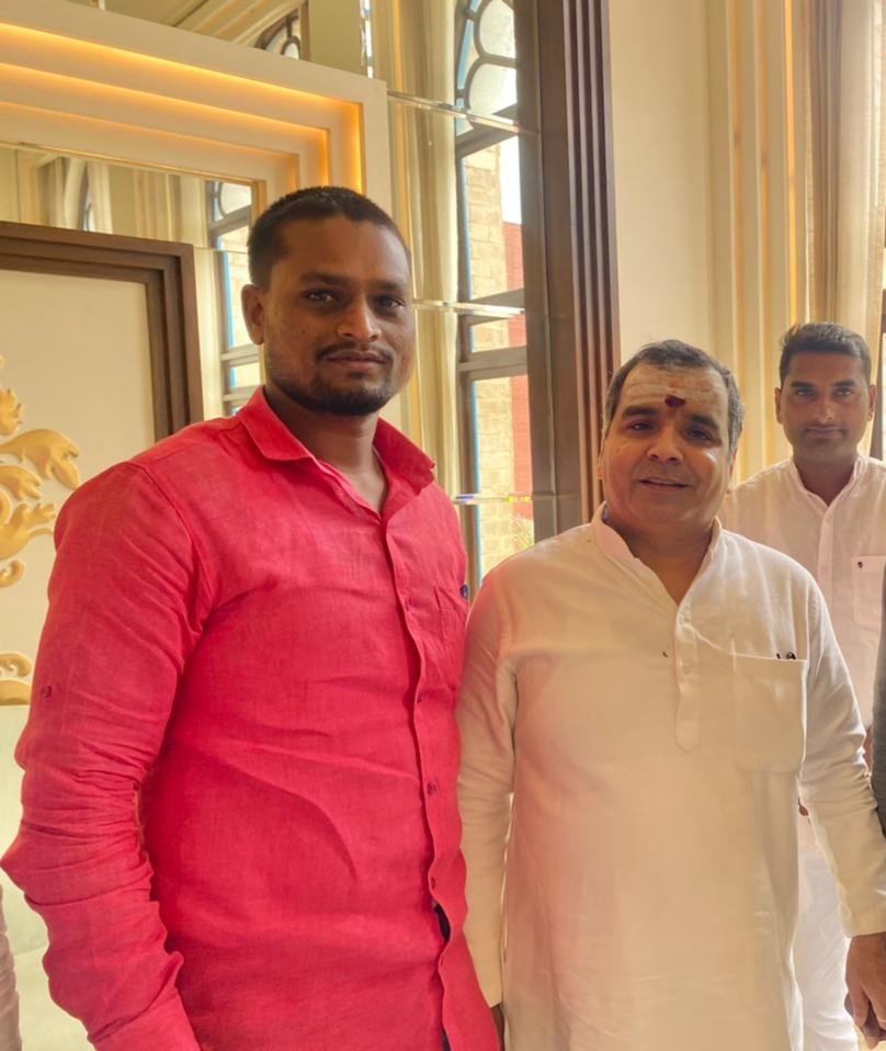 आज बदायूं के पूर्व सांसद सदन से लेकर सड़क तक समाजवादी विचारधारा आवाज उठाने वाले आदरणीय श्री धर्मेंद्र यादव जी का #बनारस की धरती पर आशीर्वाद प्राप्त हुआ 🙏🙏
<a href="/MPDharmendraYdv/">Dharmendra Yadav</a>