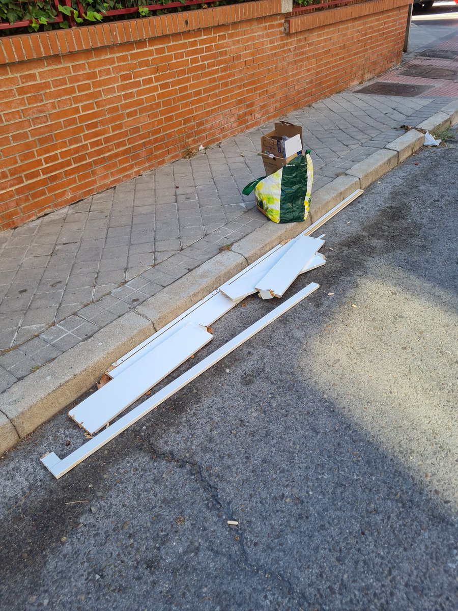 Helen__Soul's tweet photo. @Lineamadrid basura abandonada en la calle Leñeros, delante del portal n°60. Lleva días. Por favor, manden equipo de limpieza. Gracias. https://t.co/TqQQRNPtFk