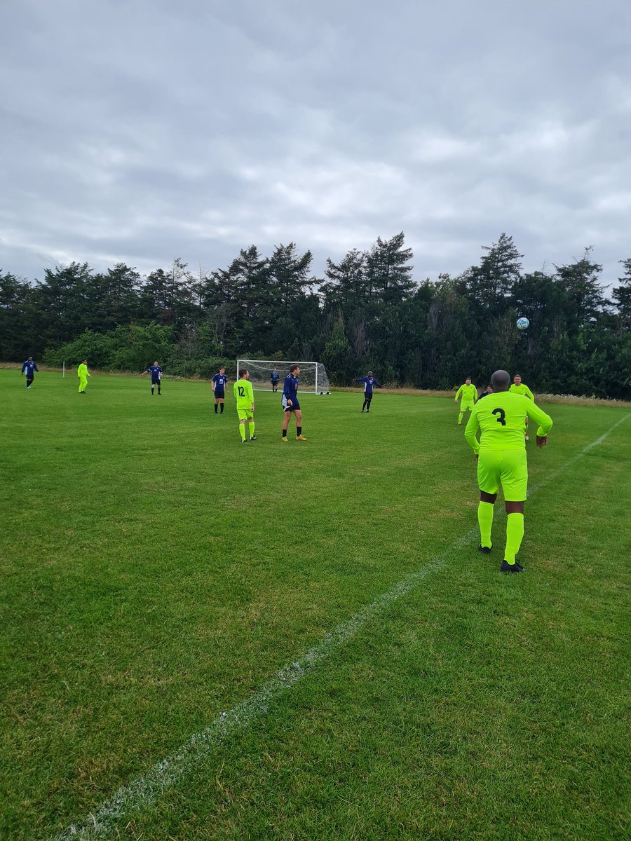 ClaygateVetsFC's tweet photo. Our Tertia team got their league season underway with a 3-3 draw against @oldmeadoniansfc on Saturday. Great result for us, as Old Meads are not only the defending league champions, they also seemed to be playing 11 goalkeepers!! 😁 https://t.co/lGa3ItPX84