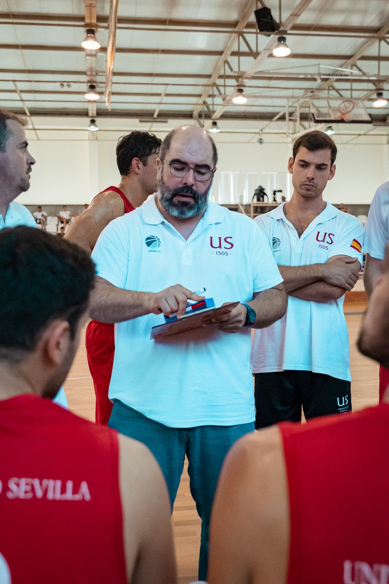 SADUSoficial's tweet photo. 📰🏀 #EUSA2023 | Conoce la historia del estratega detrás del éxito autonómico, nacional e internacional del baloncesto de la @unisevilla. @jondomgom es el artífice del plan transmitido de generación en generación 👉 https://t.co/9GC6hCY9NP https://t.co/NkNdaU4eZ4