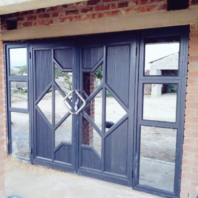 SanbleC's tweet photo. @daddyhope All your Aluminum Works
✓Windows, 
✓Doors, 
✓Shower cubicles,
✓Shop Fronts and Partitions
✓Balustrades, Staircases
>> Fix and Supply<<
Call_App : 0778932490 https://t.co/c5os99DIev